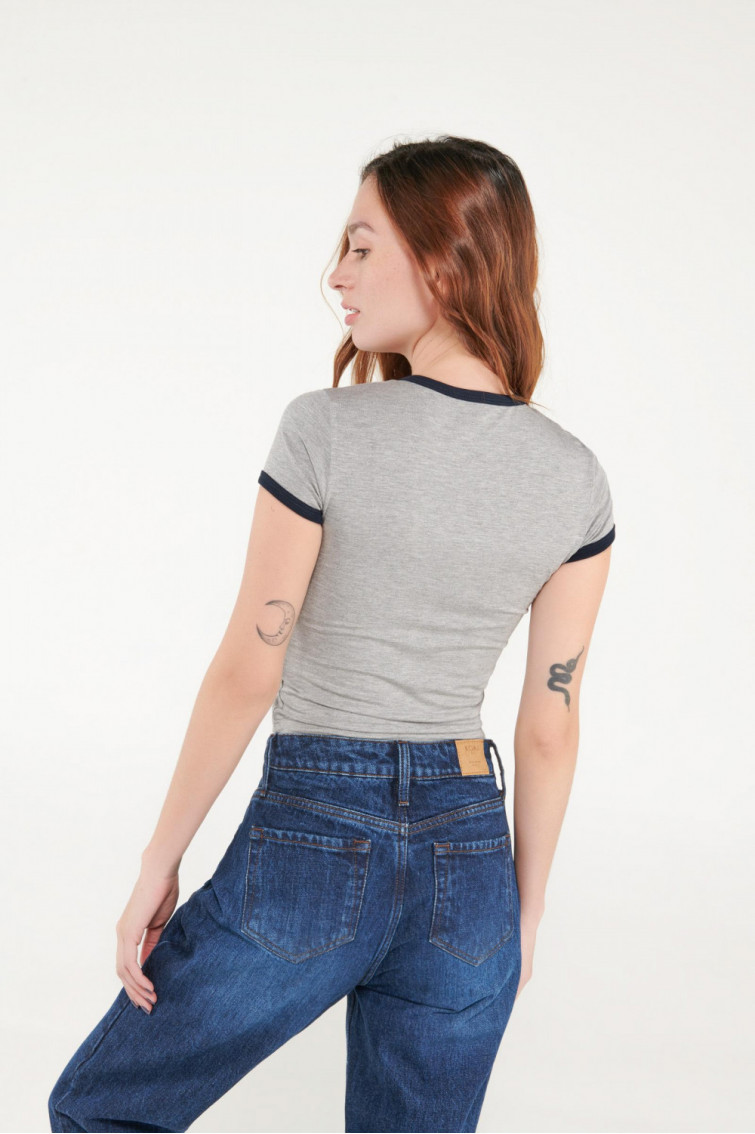 CAMISETA CUELLO EN CONTRASTE