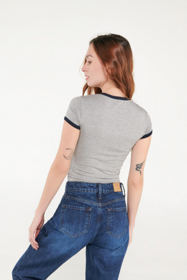 CAMISETA CUELLO EN CONTRASTE