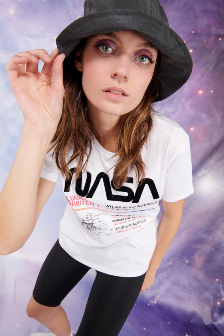 Camiseta cuello redondo manga corta, con estampado de la nasa
