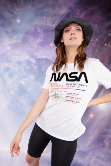 Camiseta cuello redondo manga corta, con estampado de la nasa