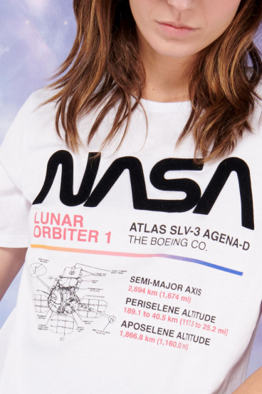 Camiseta cuello redondo manga corta, con estampado de la nasa
