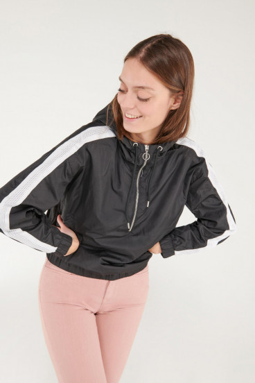 Chaqueta liviana con capota