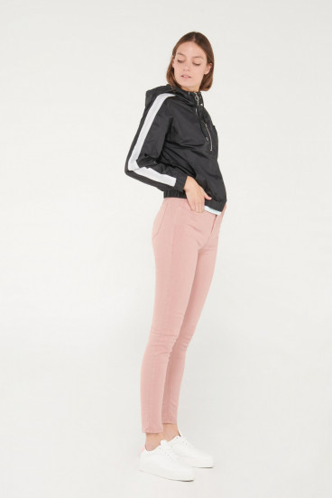 Chaqueta liviana con capota