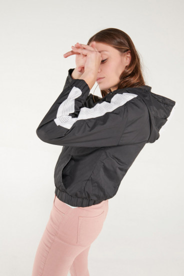 Chaqueta liviana con capota