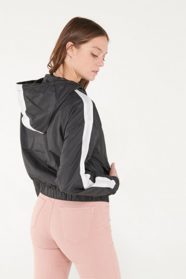 Chaqueta liviana con capota