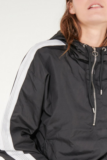 Chaqueta liviana con capota