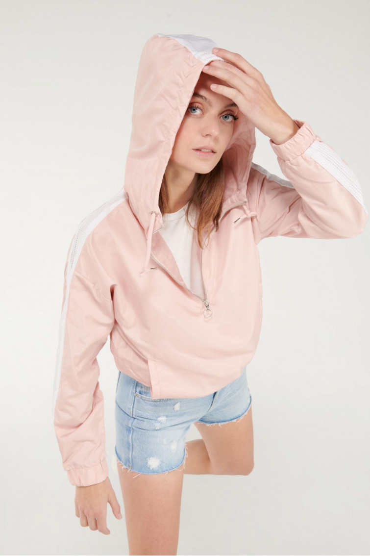 Chaqueta liviana con capota