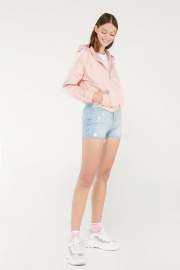 Chaqueta liviana con capota