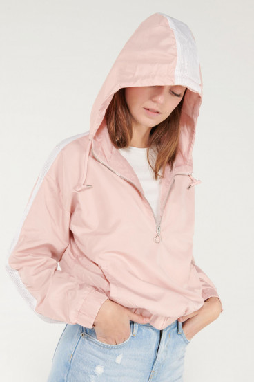 Chaqueta liviana con capota