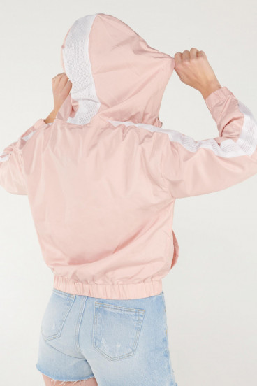 Chaqueta liviana con capota