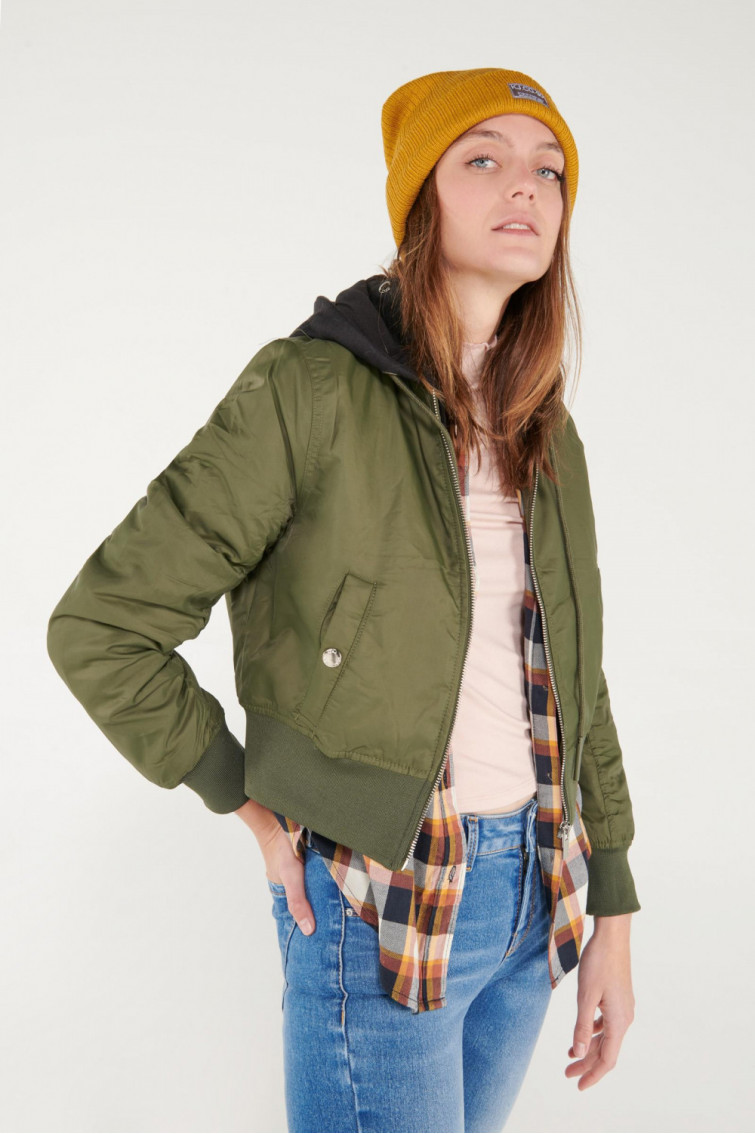 Chaqueta bomber con capota