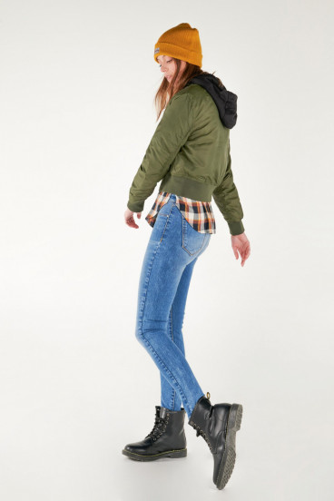 Chaqueta bomber con capota