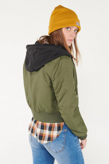 Chaqueta bomber con capota