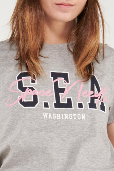 Camiseta manga corta con estampado college