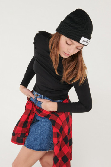 Camiseta cuello alto, manga larga unicolor con arandela en hombro