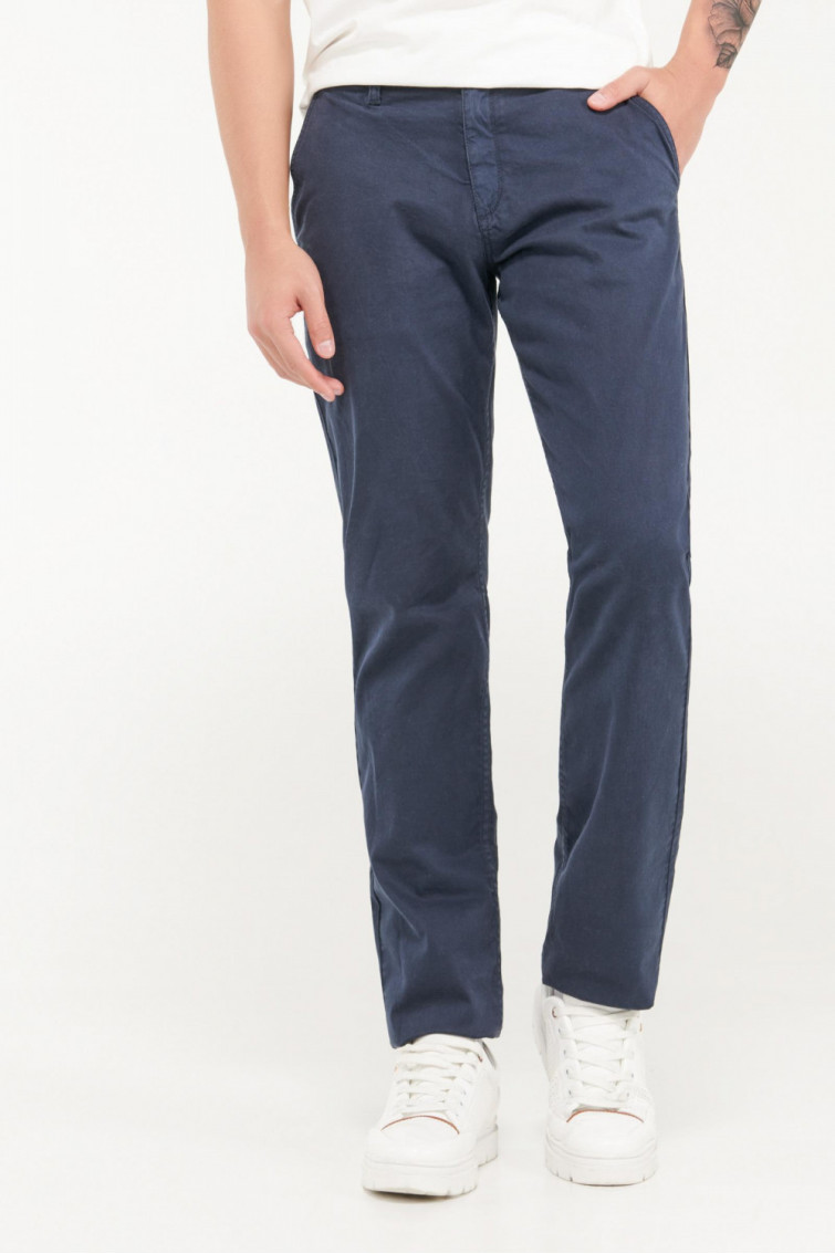 Pantalón unicolor tipo chino slim