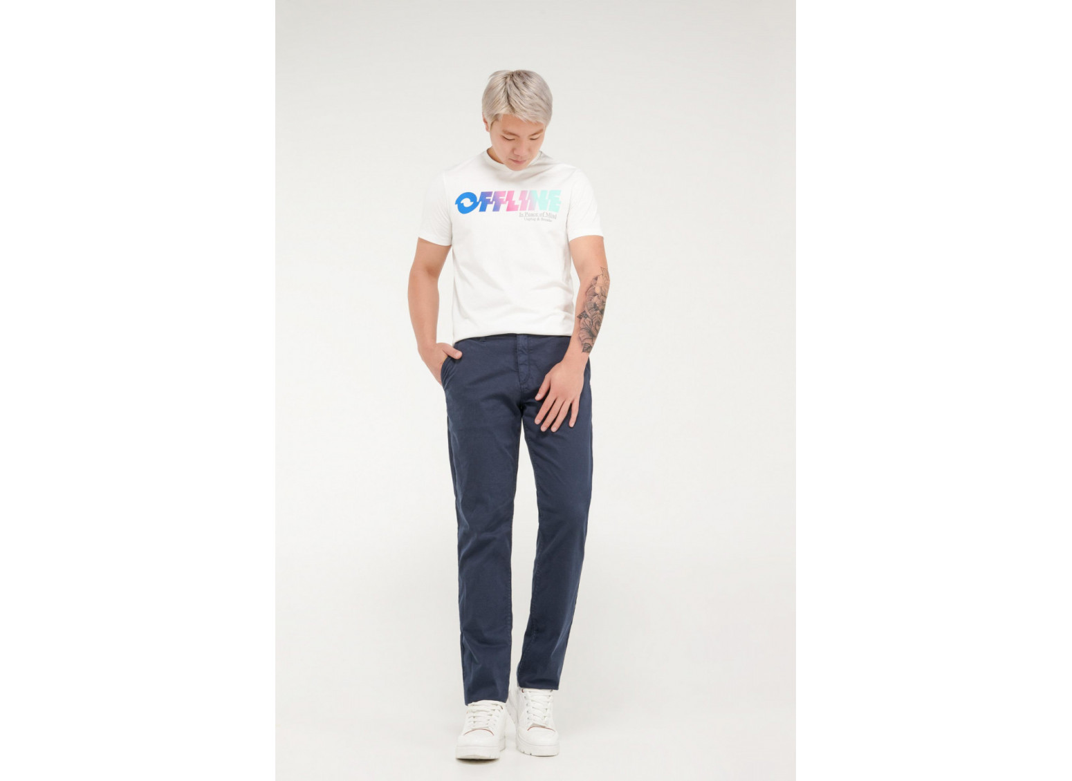 Pantalón unicolor tipo chino slim
