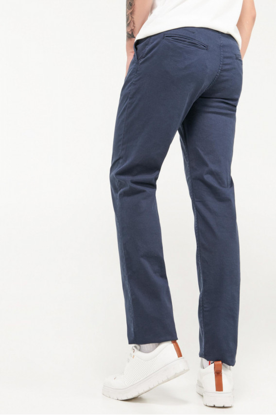 Pantalón unicolor tipo chino slim