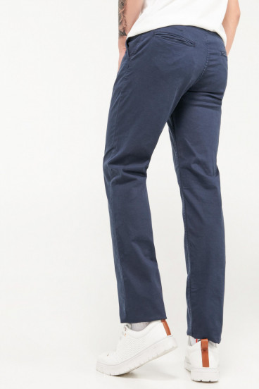 Pantalón unicolor tipo chino slim