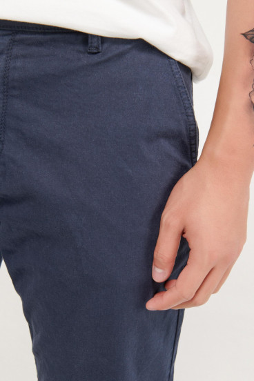 Pantalón unicolor tipo chino slim