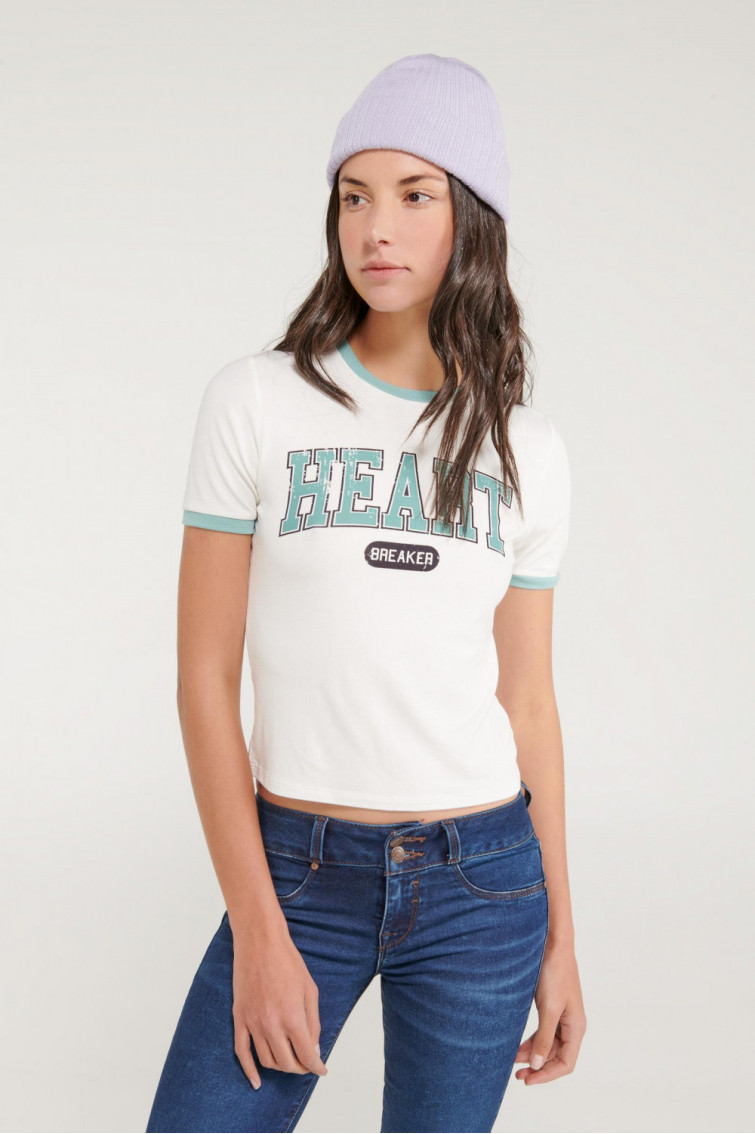 Camiseta cuello redondo, manga corta,puño en contraste, estampada
