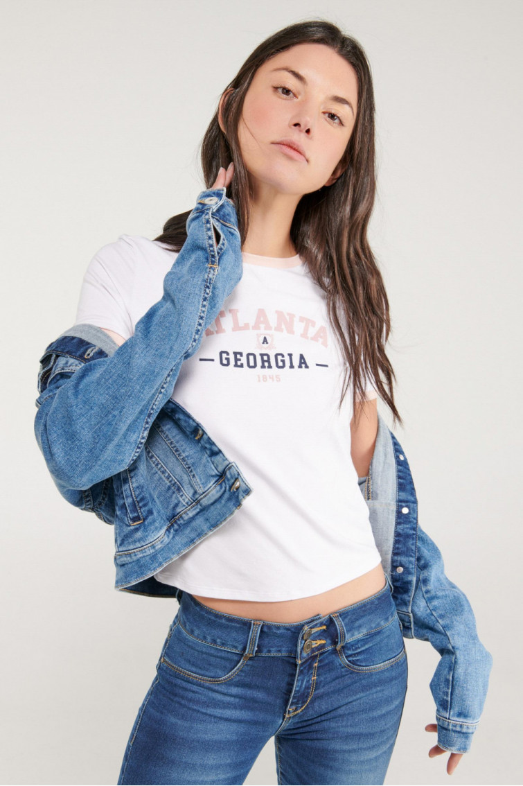 Camiseta cuello redondo, manga corta con puño en contraste, con estampado.