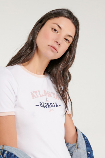 Camiseta cuello redondo, manga corta con puño en contraste, con estampado.