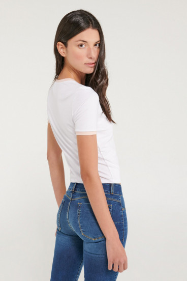 Camiseta cuello redondo, manga corta con puño en contraste, con estampado.