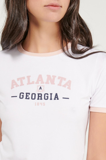 Camiseta cuello redondo, manga corta con puño en contraste, con estampado.