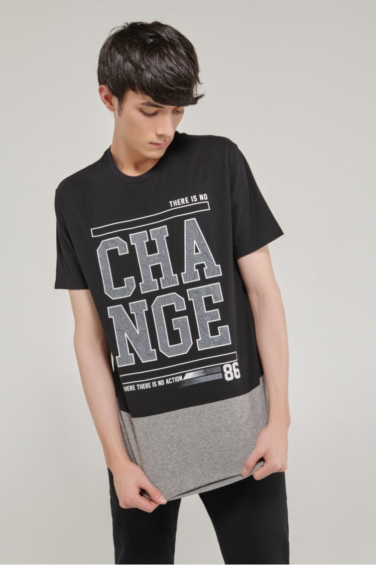 Camiseta manga corta estampado grande de letras en frente, corte inferior.