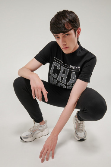 Camiseta manga corta estampado grande de letras en frente, corte inferior.