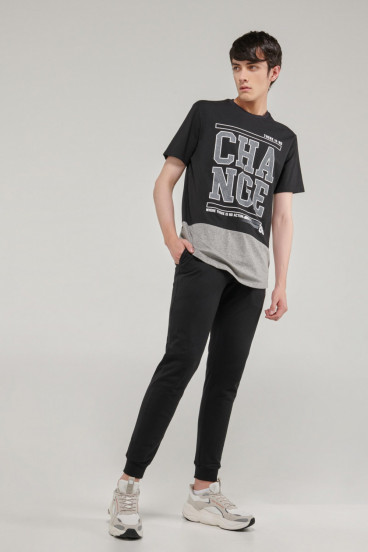 Camiseta manga corta estampado grande de letras en frente, corte inferior.
