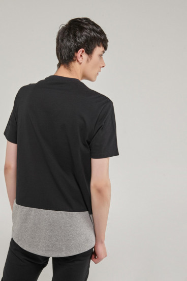 Camiseta manga corta estampado grande de letras en frente, corte inferior.
