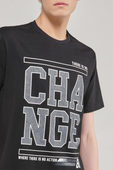 Camiseta manga corta estampado grande de letras en frente, corte inferior.
