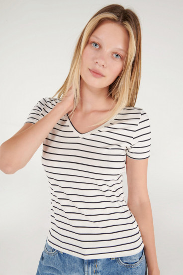 Camiseta básica, manga corta con cuello en V.