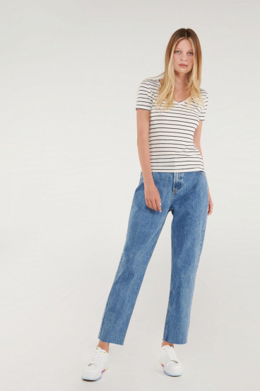 Camiseta básica, manga corta con cuello en V.