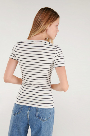 Camiseta básica, manga corta con cuello en V.