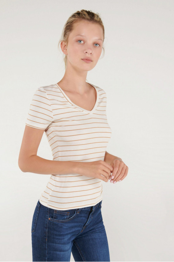 Camiseta básica, manga corta con cuello en V.