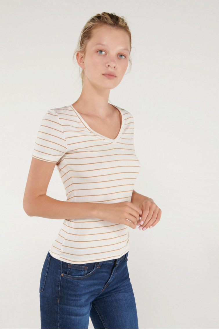 Camiseta básica, manga corta con cuello en V.