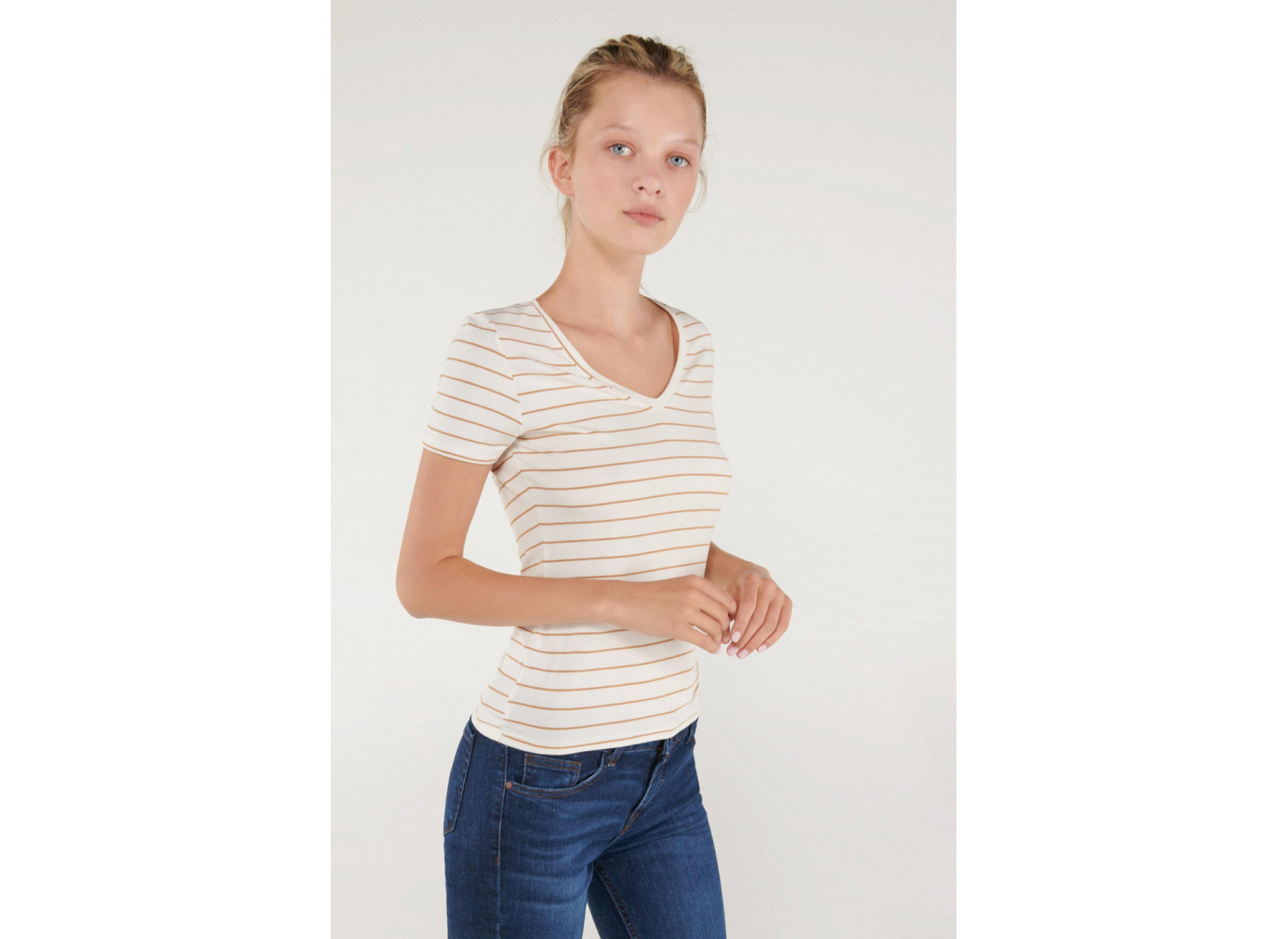 Camiseta básica, manga corta con cuello en V.