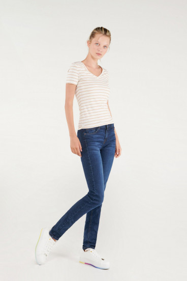 Camiseta básica, manga corta con cuello en V.