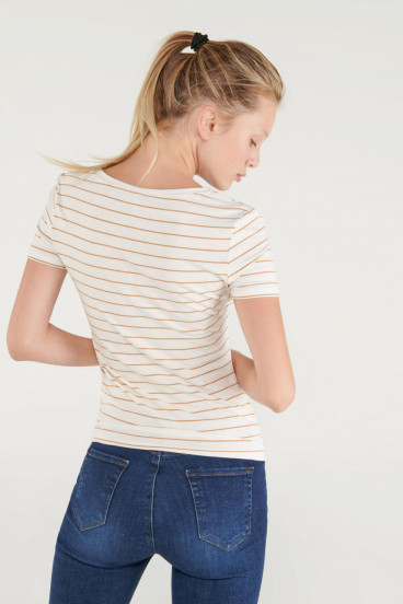 Camiseta básica, manga corta con cuello en V.