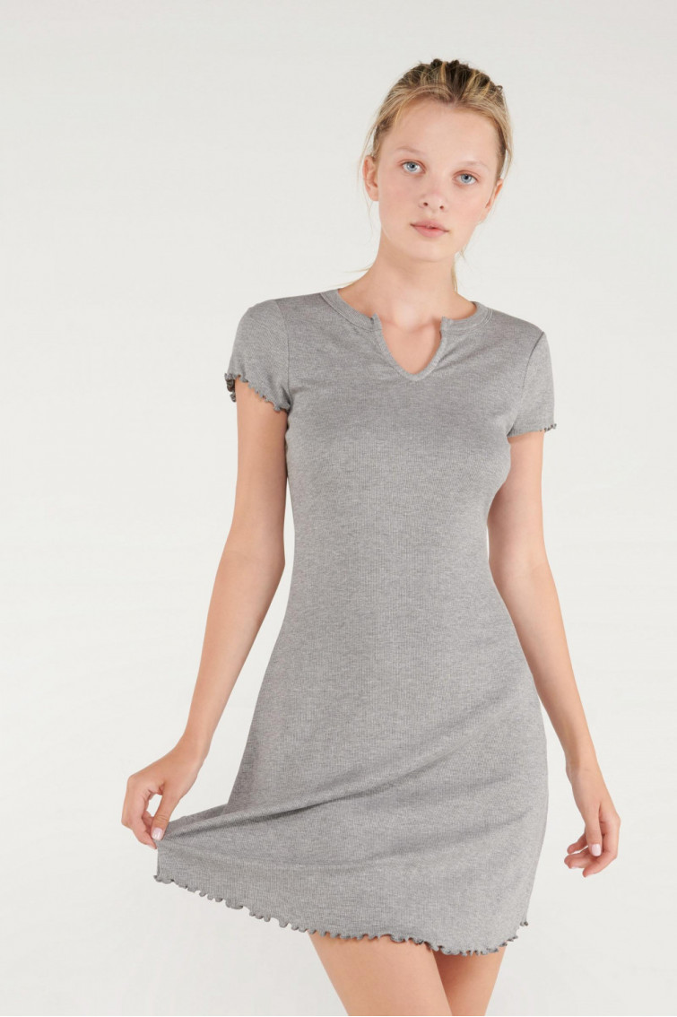 Vestido corto unicolor, manga corta.