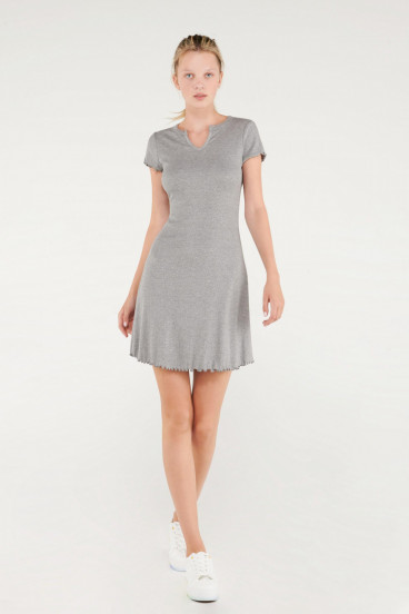 Vestido corto unicolor, manga corta.