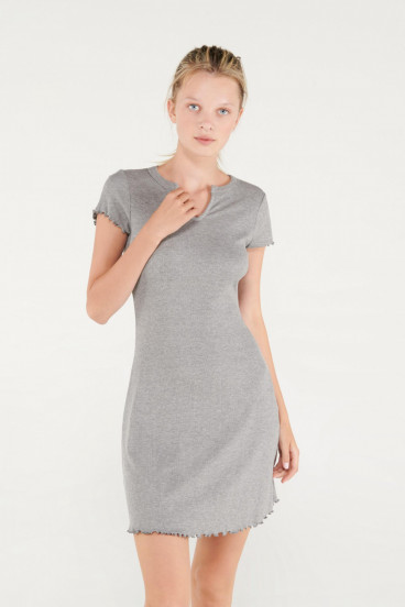 Vestido corto unicolor, manga corta.