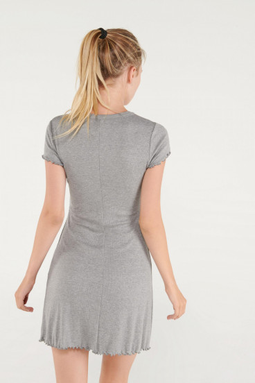 Vestido corto unicolor, manga corta.