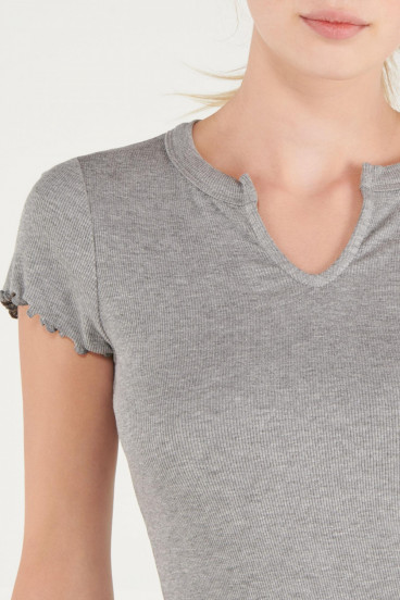 Vestido corto unicolor, manga corta.