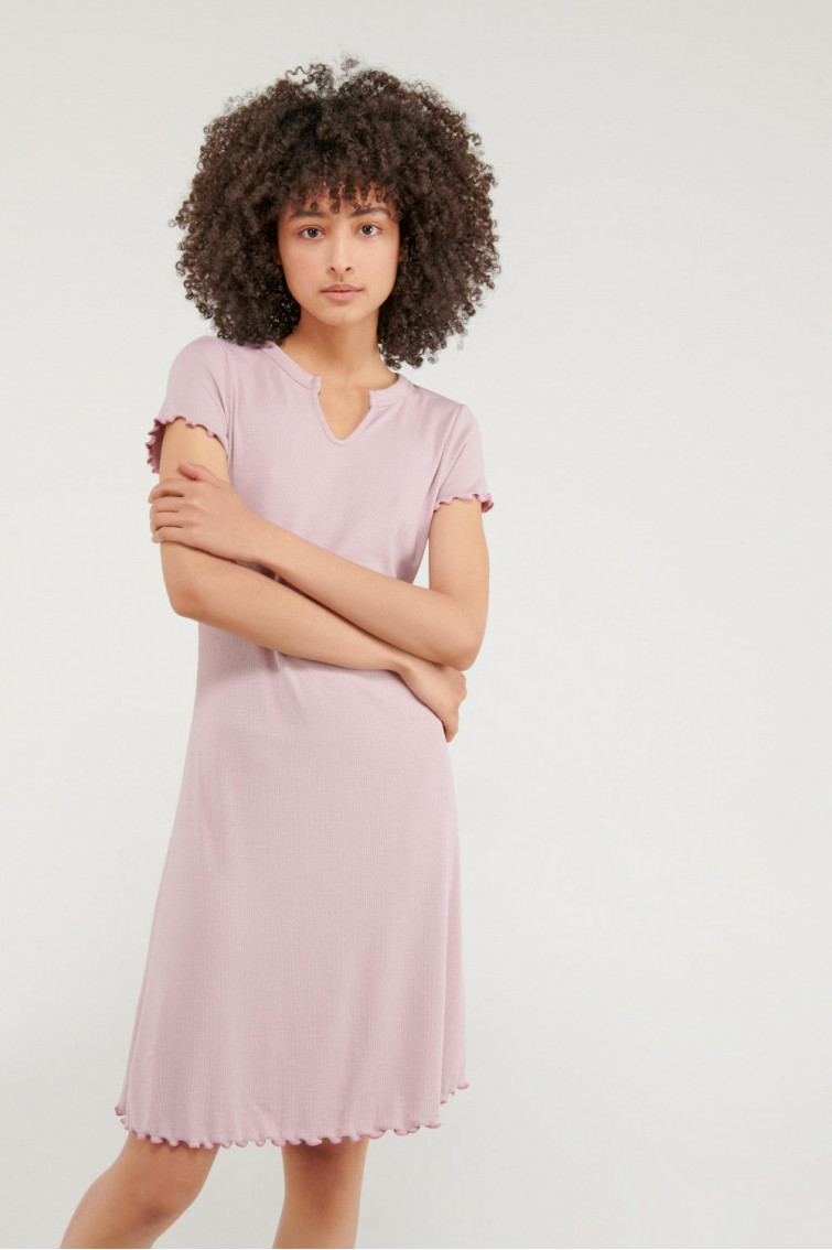 Vestido corto unicolor, manga corta.