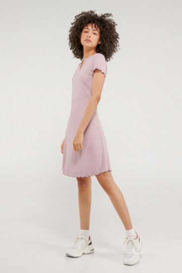 Vestido corto unicolor, manga corta.