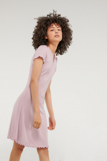 Vestido corto unicolor, manga corta.